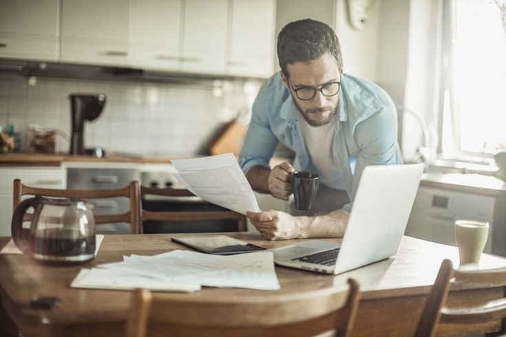 Learn how dollar-cost averaging helps beginners invest in volatile markets. Real examples, a starter checklist, and a simple 3-step plan.